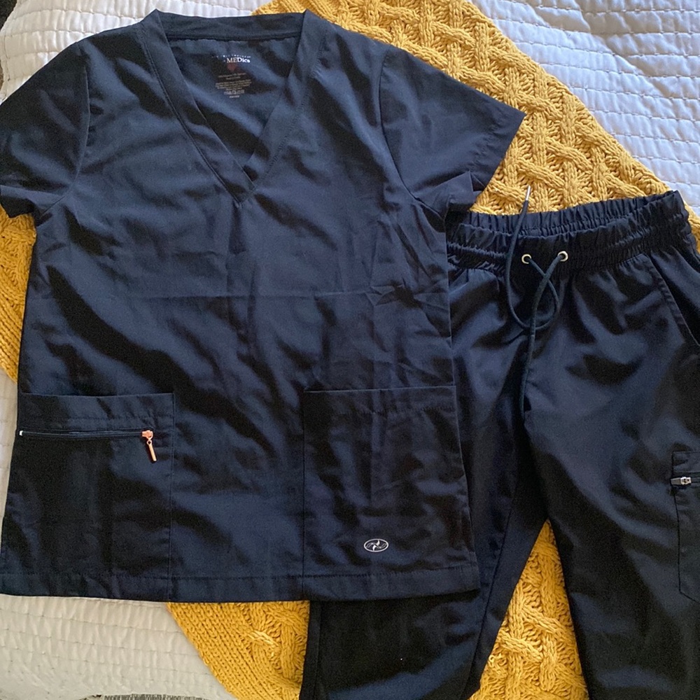 New York Laundry MEDics Scrubs